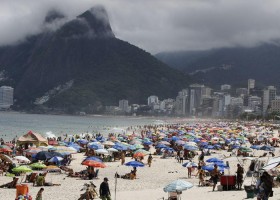 Defesa Civil vai às praias do Rio para pedir que banhistas se...