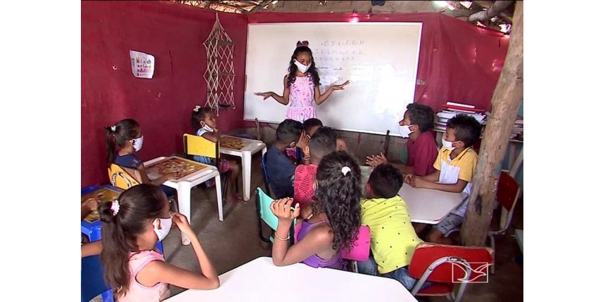 Aos 12 anos, menina monta escola durante a pandemia e dá aulas para crianças do Maranhão