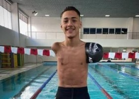 Jovem que perdeu os braços vira fenômeno da natação paralímpica