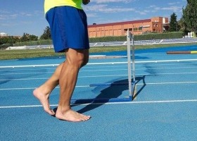 Correr descalço traz benefícios ao corpo e pode diminuir lesões, garante especialista