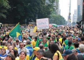 Manifestantes fazem ato na avenida Paulista em protesto por...